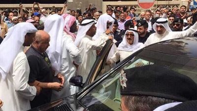 بالفيديو.. أمير الكويت يصلي الظهر في مسجد الإمام الصادق