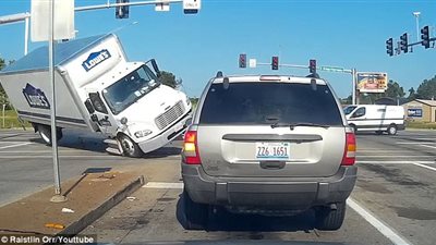 بالفيديو والصور.. انقلاب شاحنة يطيح بسيارتين على طريق أمريكي