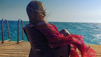 شيرين رضا تستمتع بجمال البحر في الجونة