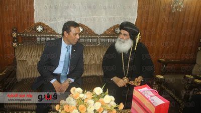 بالصور.. محافظ المنوفية يهنئ الأنبا بنيامين بالعودة إلى أرض الوطن
