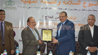 بالصور.. تبادل الدروع بين المسئولين بختام أسبوع السلامة المهنية