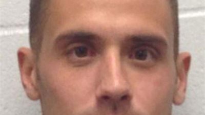 فيديو صادم لشاب يحاول اغتصاب موظفة في فندق