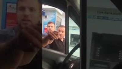 بالفيديو.. لحظة هجوم شاب تركي على مواطن سعودي وعائلته