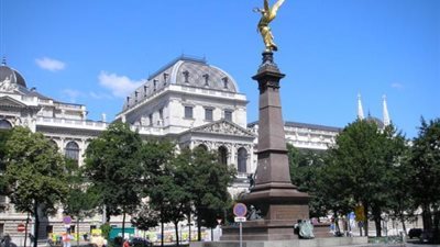 جامعة فيينا تمنح الدكتوراه الفخرية لطبيب قلب مصرى