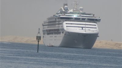 بالفيديو والصور.. عبور 53 سفينة لقناة السويس