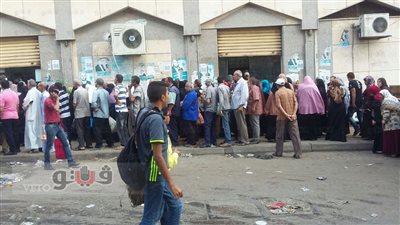 بالصور.. طابور أمام جمعيات استهلاكية بالإسكندرية للحصول على السكر