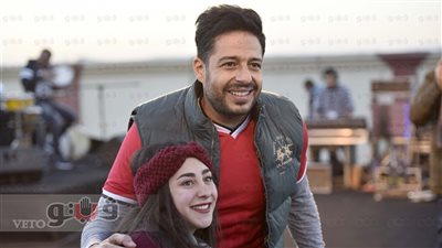 بالصور.. حماقي يرتدي تيشرت مصر دعمًا للمنتخب قبل نهائي أفريقيا