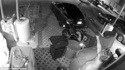 بالفيديو والصور.. ملابس داخلية لرجل تمنعه من الإمساك بلص