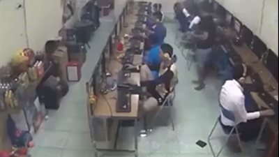 بالفيديو.. خطة خبيثة لشابين سرقا محفظة سقطت من آخر