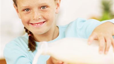 3 أطعمة تشكل خطرا على صحة طفلك