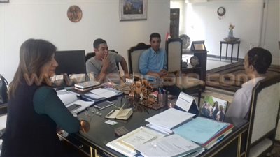 وزيرة الهجرة تستقبل ضحية تعذيب الكفيل بالكويت