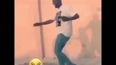 بالفيديو.. ردة فعل غير متوقع لشاب حاول آخرون تنفيذ مقلب به