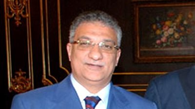 وزير التنمية المحلية يصل مطار القاهرة بعد أداء مناسك العمرة