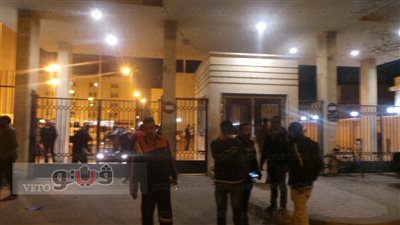 بالفيديو.. أسر مصابي أتوبيس نويبع ينتظرون أبناءهم في الإسكندرية