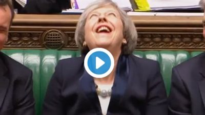 بالفيديو.. ضحكة شريرة لـ«ماي» وبريطانيون يطالبون بحضورها جلسة زار