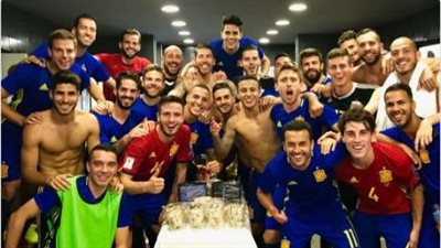 راموس ينشر صورة جماعية لمنتخب إسبانيا بعد الصعود لكأس العالم