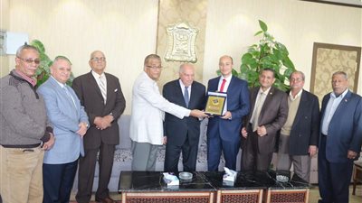 بالصور.. المهن التعليمية تقدم مكافأة ودرع النقابة لمعلم ملوى الأمين