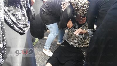 بالفيديو والصور.. إغماء سيدة أثناء جنازة رئيس مباحث أبوصوير