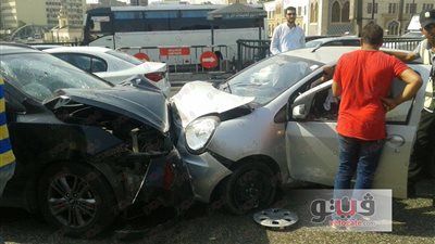 بالصور.. إصابة شخصين في حادث تصادم أعلى كوبري أكتوبر