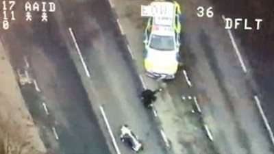 بالفيديو.. سيارة شرطة تلاحق لصا سرق دراجة نارية