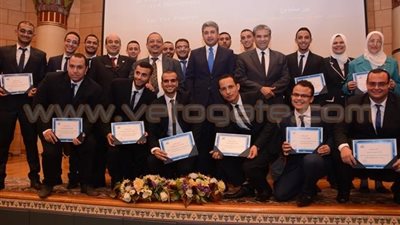 بالصور.. تكريم طلبة تجربة «المحرك النفاث» بوزارة الطيران