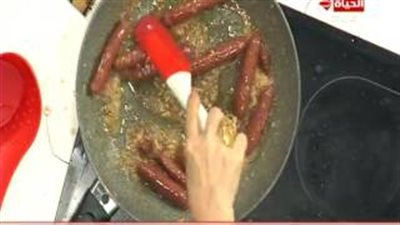 بالفيديو.. طريقة إعداد السجق بدبس الرمان