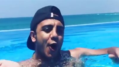 بالفيديو.. وصلة رقص كوميدية لـ«أوس أوس» في حمام السباحة