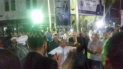 أنصار نقيب محامي البحر الأحمر يحتفلون بالطبل والمزمار