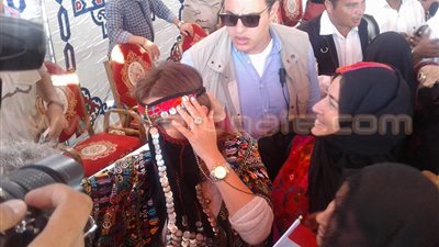 بالصور.. «زي بدوي» هدية سيدات بئر العبد لوزيرة التعاون الدولي