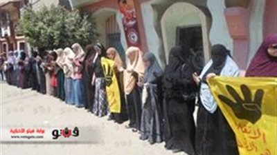 سلسلة بشرية لإخوان دمياط