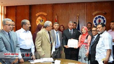 بالصور.. محافظ السويس يكرم أوائل الشهادة الإعداداية