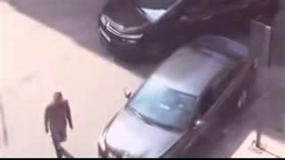 بالفيديو.. لصان يسرقان فتاة حسناء في وضح النهار