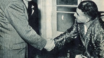 صورة نادرة لمحمد نجيب مع نائب بريطانى في منزله