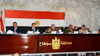 بالصور.. محافظ سوهاج يترأس اجتماع الخطة الاستثمارية