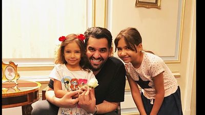 حسين الجسمي ينشر صورة مع طفلة من حفل العاصمة الإدارية