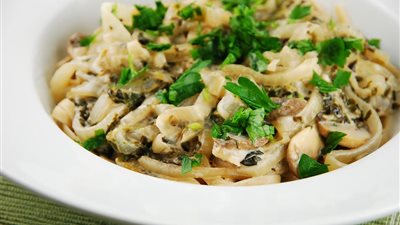 طريقة إعداد المكرونة بالمشروم والسبانخ من الشيف نيفين