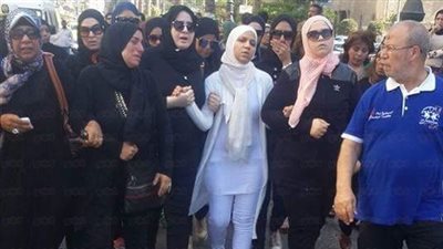 بالصور.. زوجة رئيس مباحث أبو صوير ترتدي ثيابا بيضاء في جنازته