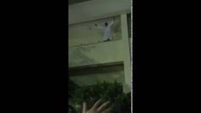 بالفيديو.. مريض يعتلي سور مستشفى ويرقص على أنغام المهرجانات