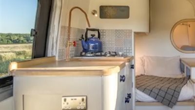 بالفيديو.. منزل متكامل داخل سيارة مرسيدس فان