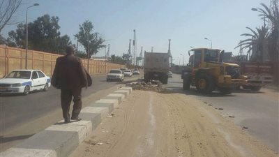 غلق الفتحات الجانبية بامتداد شارع مصطفى كامل بضواحي بورسعيد