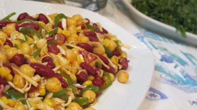 «سلطة البقوليات» بصوص التاباسكو بطريقة سلمى فؤاد