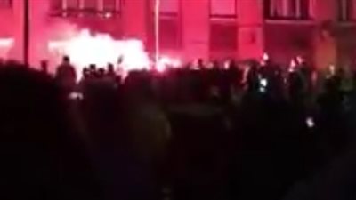 بالفيديو.. جماهير برشلونة تشعل الشماريخ قبل موقعة «سان جيرمان»