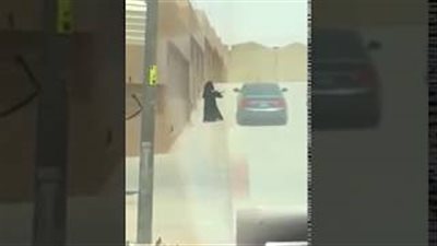 بالفيديو.. فتاة وشاب يتبادلان القبلات في الشارع يثير ضجة بالسعودية