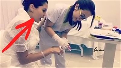 بالفيديو.. رد فعل فنانة عراقية لحظة سحب عينة دم من إصبعها