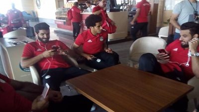 شاشات عرض كبيرة بفندق المنتخب لمتابعة مباراة أوغندا وغانا