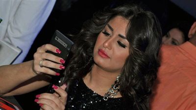 منة فضالي تسافر باريس بعد توقف تصوير «مرزوق وإيتو»