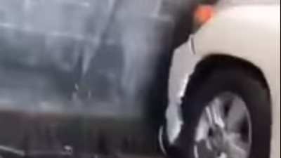 بالفيديو.. سقوط سيارة من رافعة بمغسلة سيارات