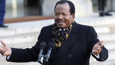 الرئيس الكاميروني يمنح السفير المصري الوسام الوطني