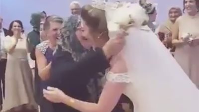 بالفيديو.. رد فعل عجوز لحظة إلقاء عروس باقة زهور