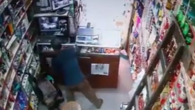 بالفيديو.. لحظة سرقة لص محل في وضح النهار بالإسكندرية